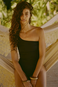 sculpting venus bottom in black compression