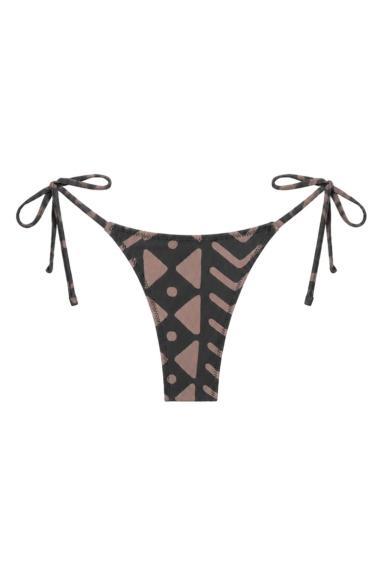 praia bottom in kalahari driftwood