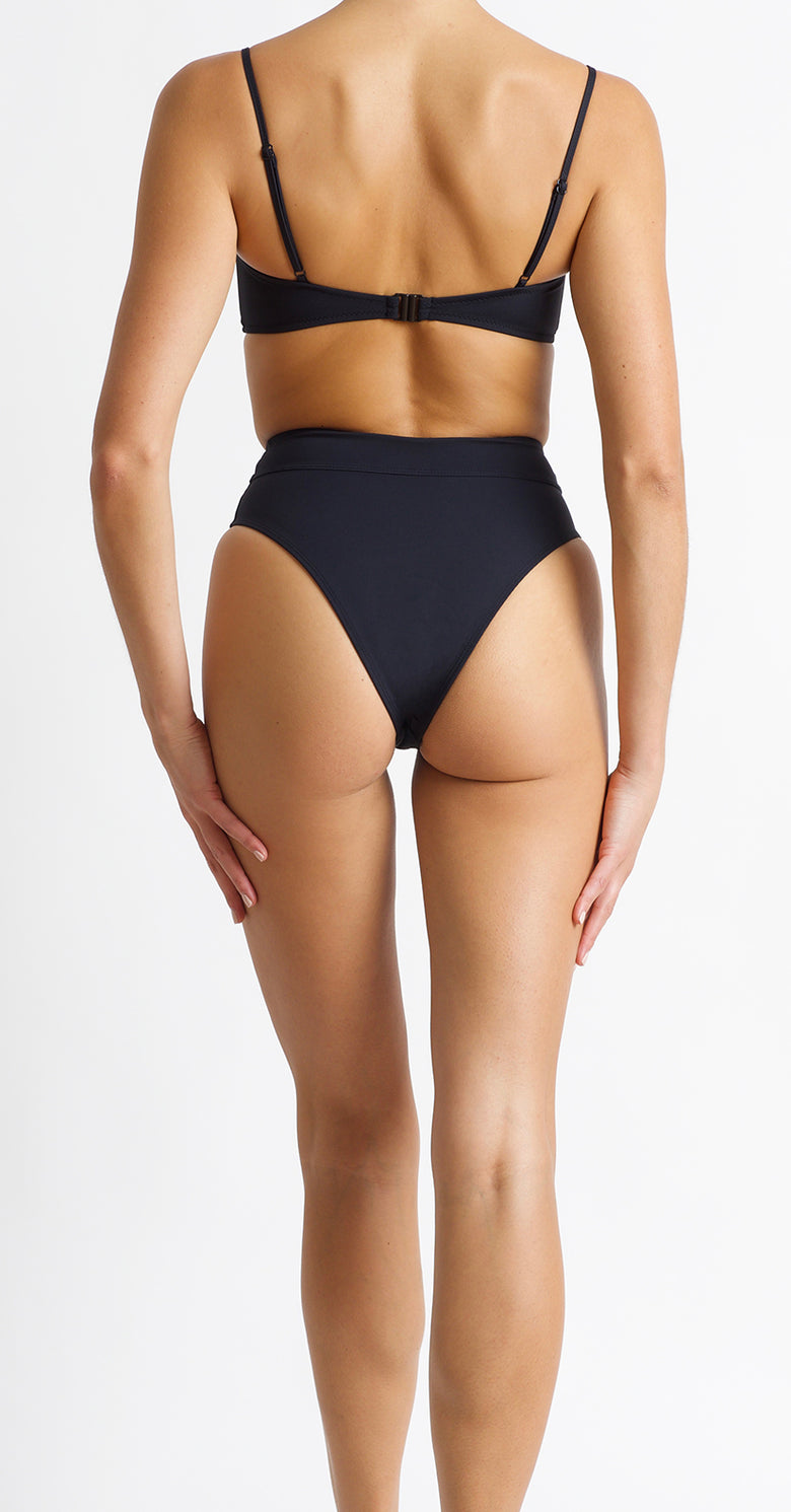 sculpting venus bottom in black compression